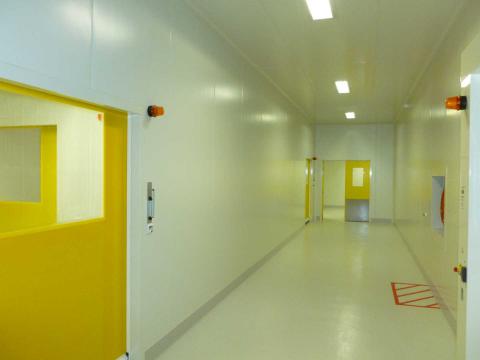 naert-kristof-bouwen-en-verbouwen-met-geisoleerde-sandwichpanelen-cleanroom-voorbeeld-1
