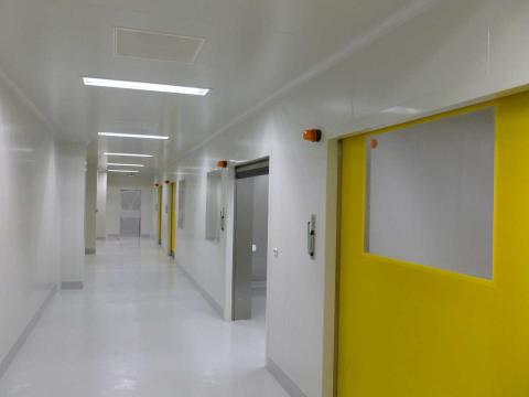naert-kristof-bouwen-en-verbouwen-met-geisoleerde-sandwichpanelen-cleanroom-voorbeeld-2