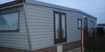 naert-kristof-bouwen-en-verbouwen-met-geisoleerde-sandwichpanelen-projecten-op-maat-bekleding-stacaravan